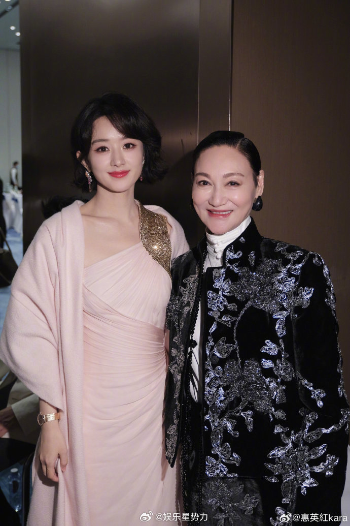 惠英红晒合影点赞赵丽颖演技  11月20日，惠英红晒和赵丽颖合照发文：她的每一部