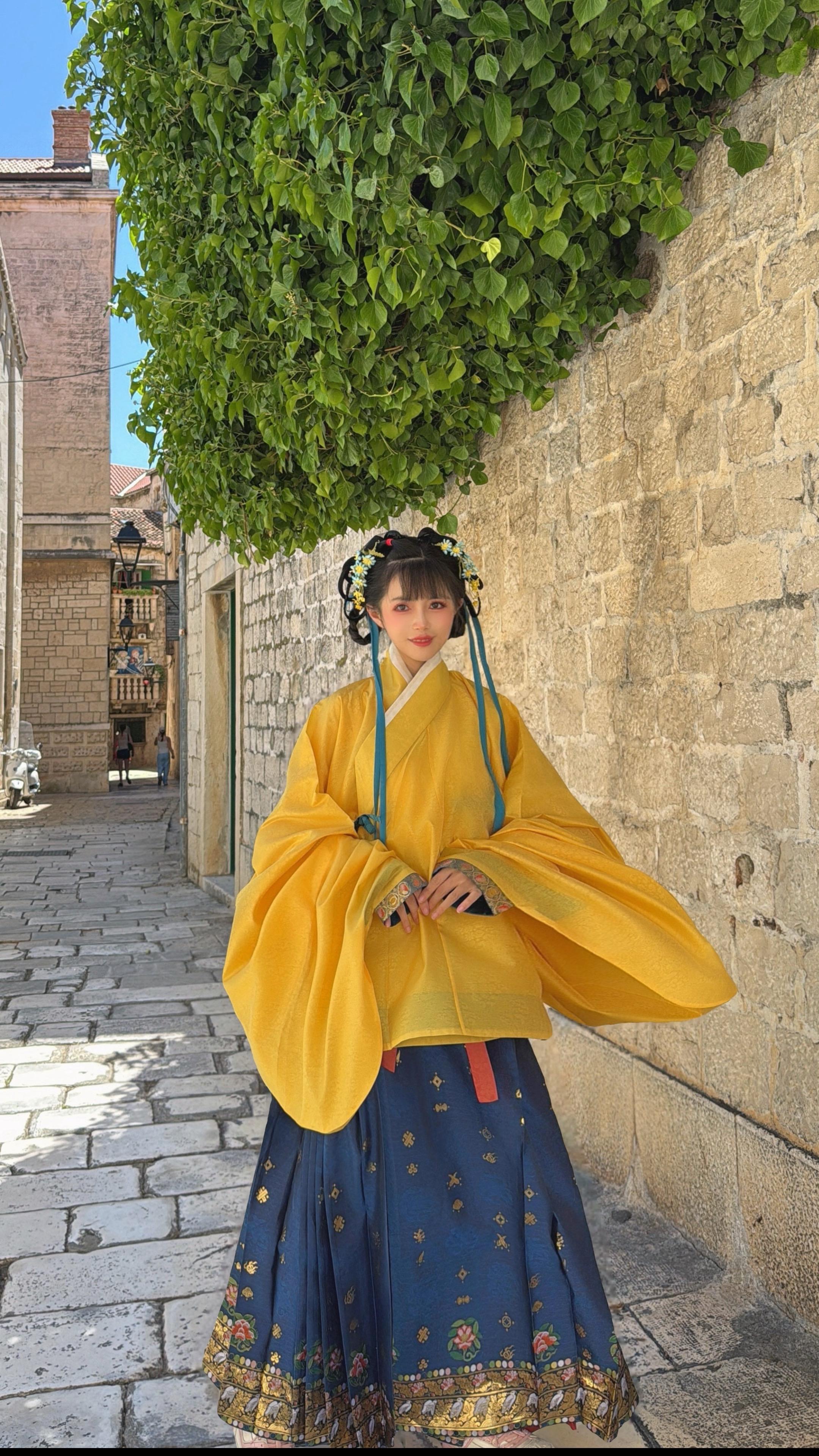 不爱无聊人间，只偏爱你眉眼