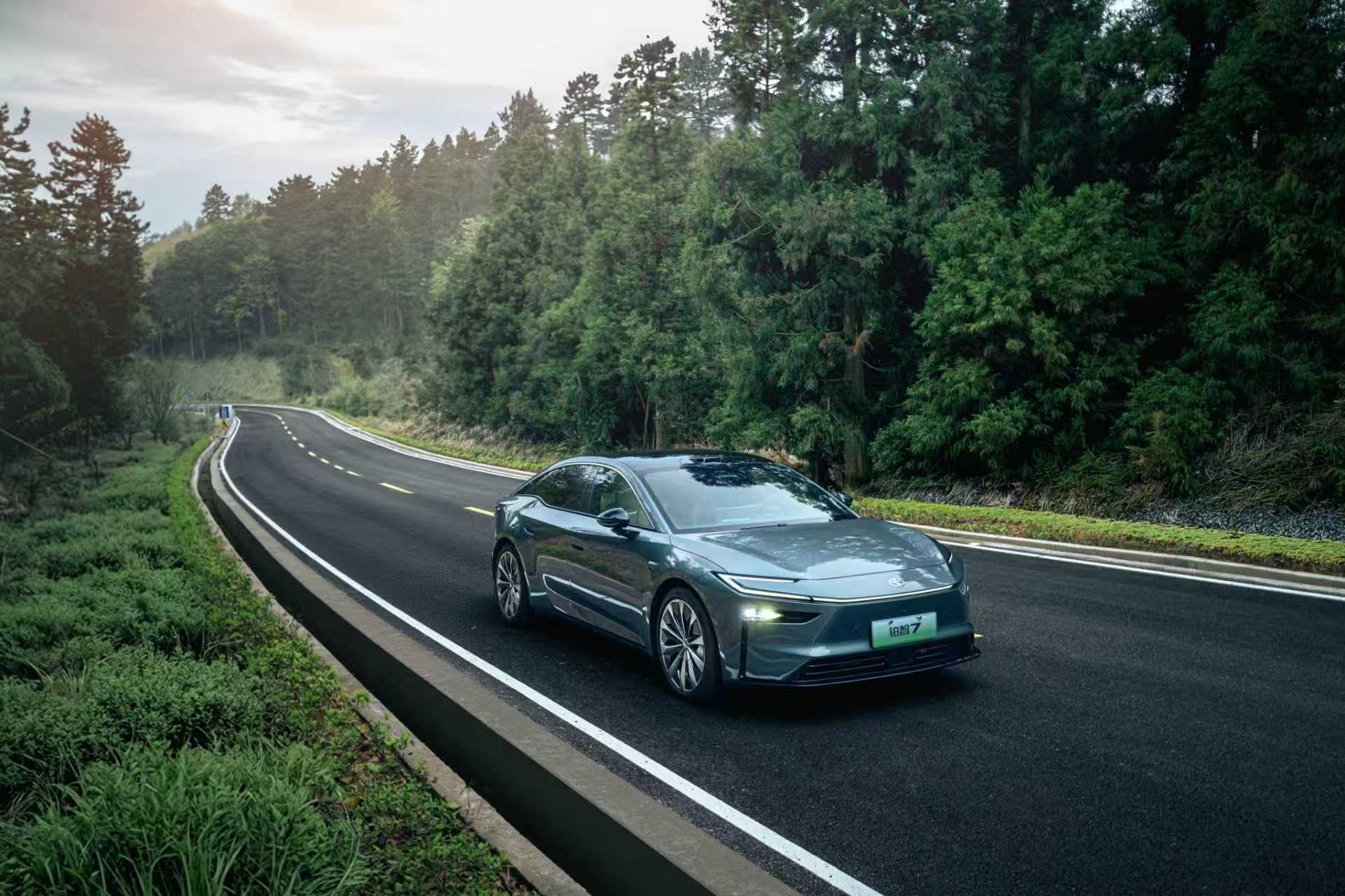 这张预热海报看下来，能感觉到广汽丰田确实和以前不一样了，更愿意直接对着用户说话。