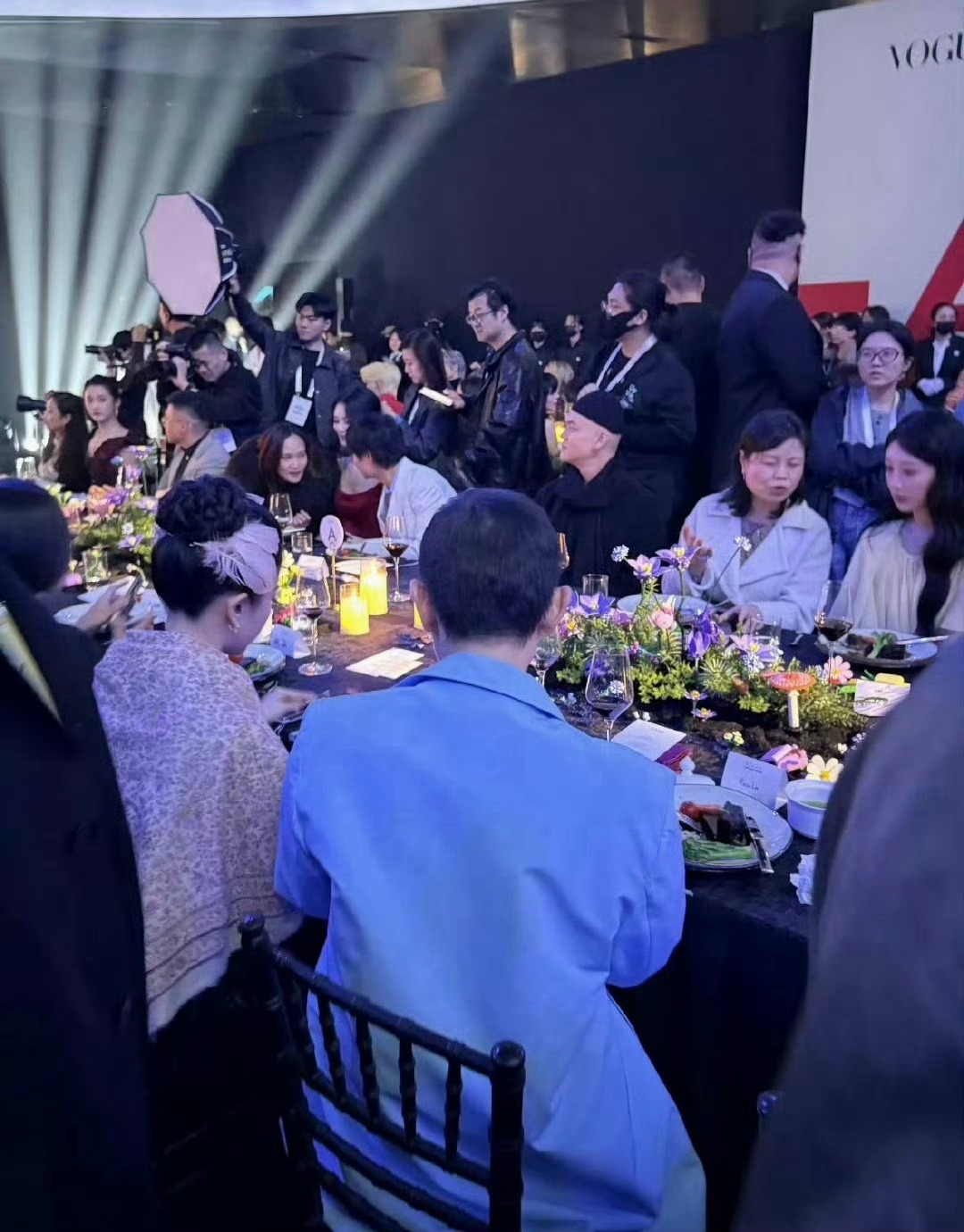 VOGUE盛典内场晚宴的这个座位，刘亦菲和刘冲坐一起，杨紫坐在刘冲对面……一眼就