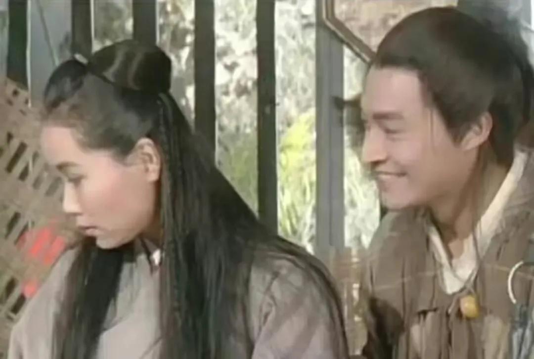 叶童版的赵敏输在了哪里？和扮演周芷若的周海媚相比，叶童版的赵敏发饰过于简单，服装