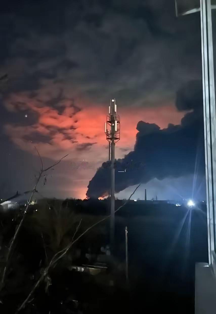 罗斯托夫州古科沃。
乌克兰无人机袭击后引发大火；当地居民称爆炸威力极大。 ​​​