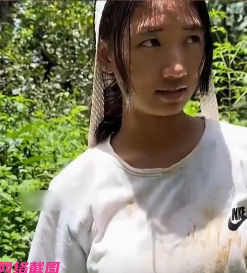 云南某男子在一处村里收茶叶时，突然看到名女生刚从茶地下来，女生衣着朴素，白衣沾点