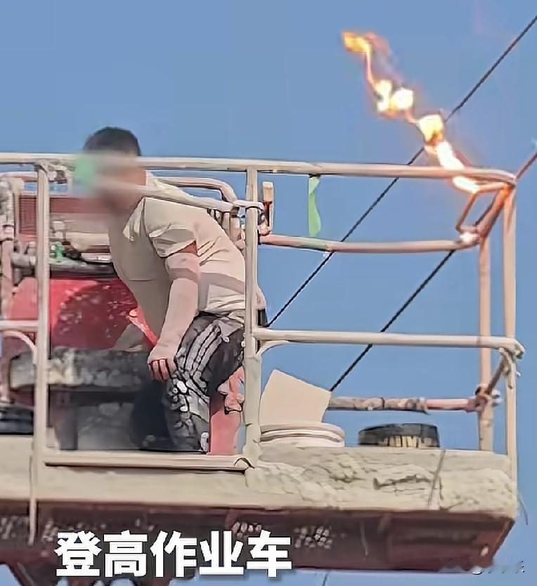 近日，江苏泰州，一登高作业车不慎触碰高压电线后操作失灵，作业车上两人被困。消防员