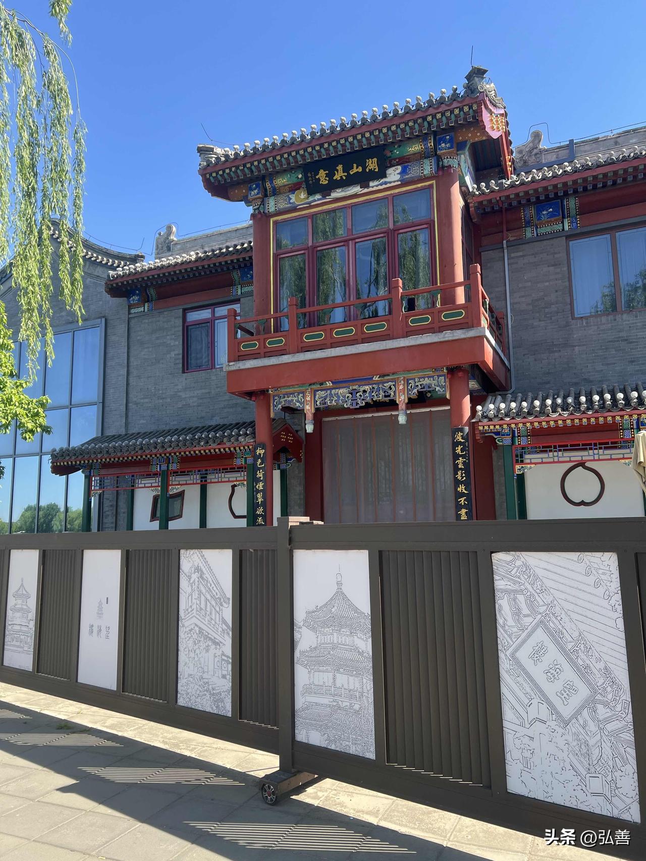 给大家分享我拍的什刹海前海美食街一角。画面里，古色古香的建筑错落有致，木质的门窗
