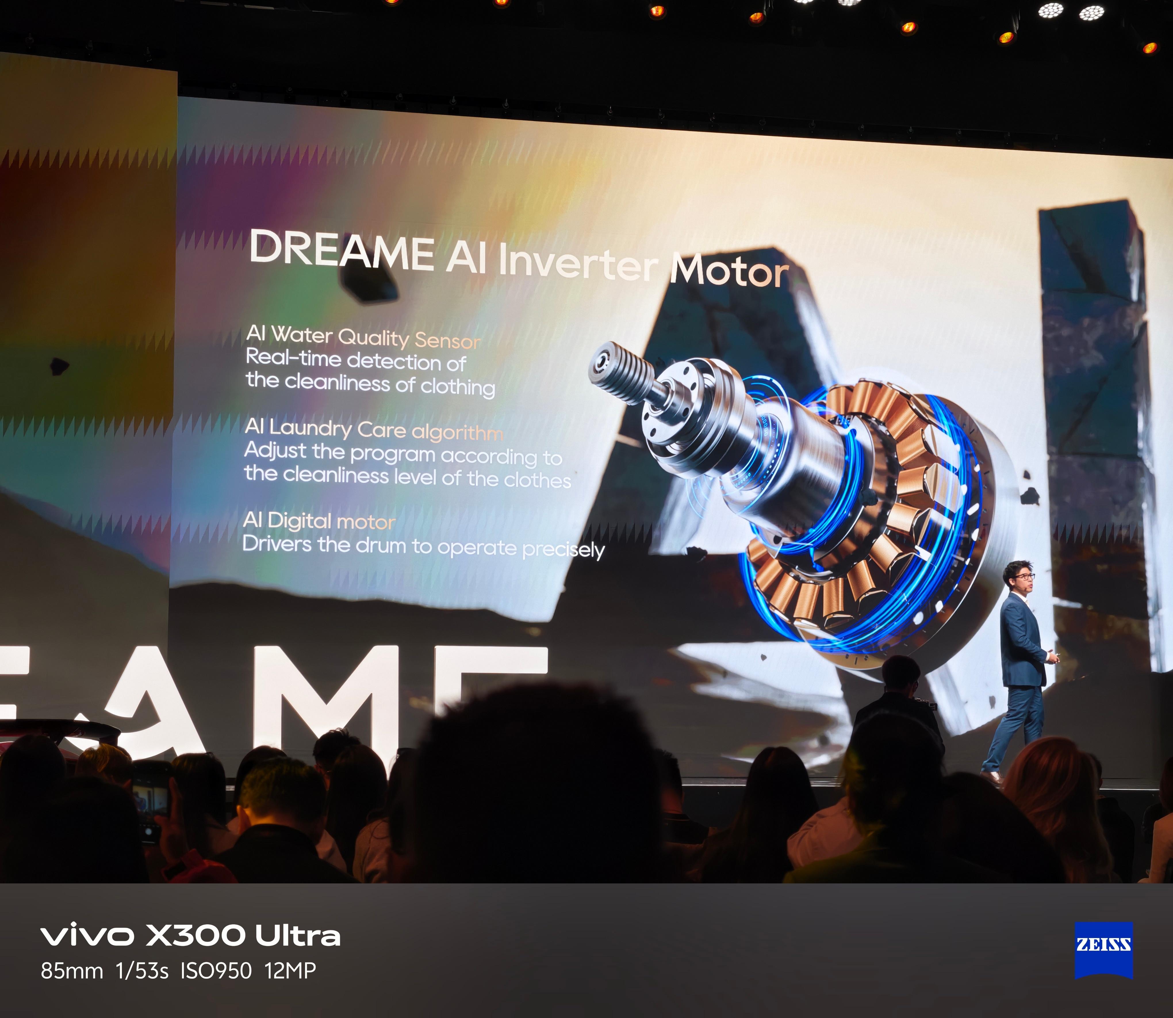 追觅自研的 AI 变频电机，它能“看懂”衣服洗干净了没有。如果传感器发现水还很浑