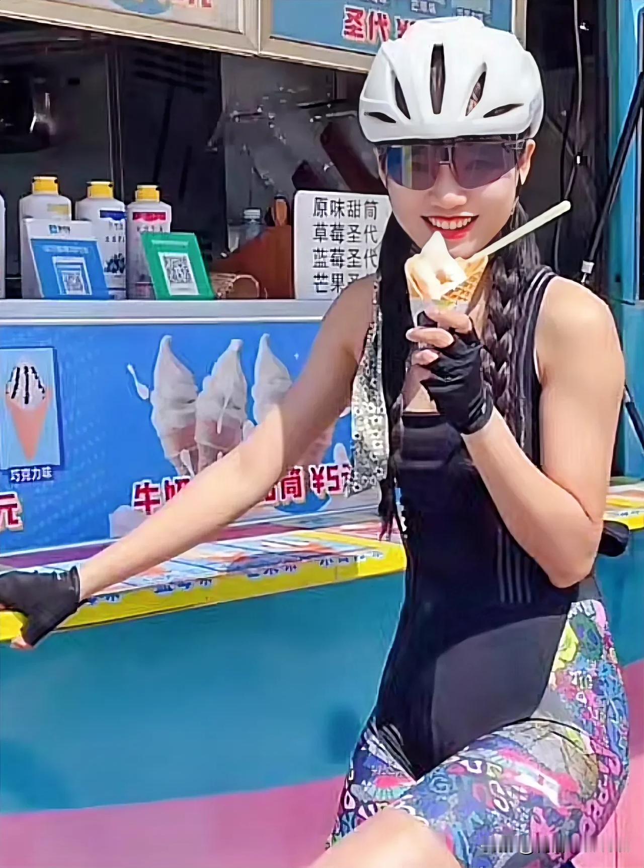 广东31岁骑行女网红“海莉子Hayley”，在香港骑行时，因速度过快弯道失控，卷