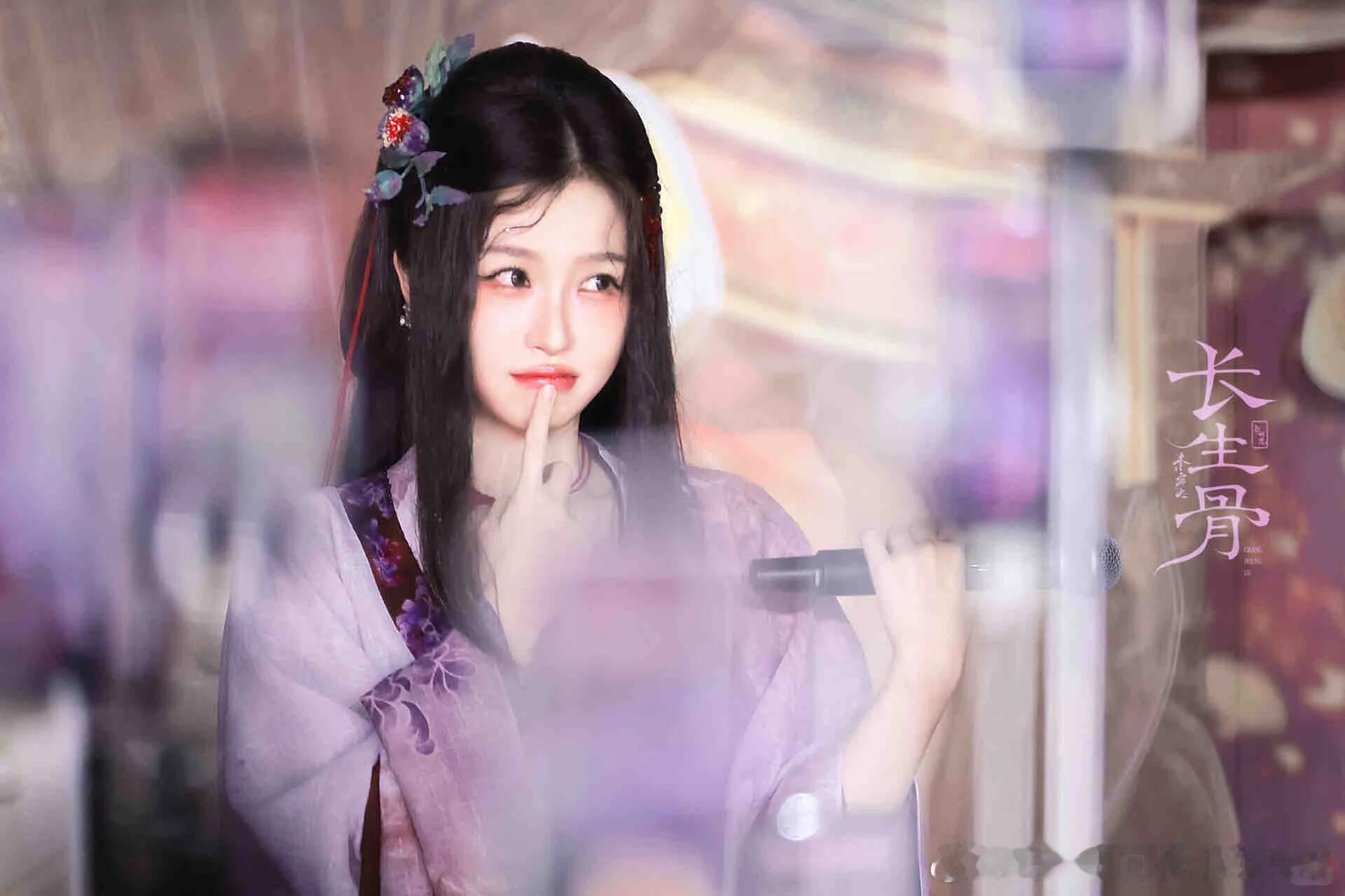 虞书欣好媚 何盼的钓系妖媚找不到代餐，虞书欣氛围感天赋拉满，片场昏暗也不耽误看剧