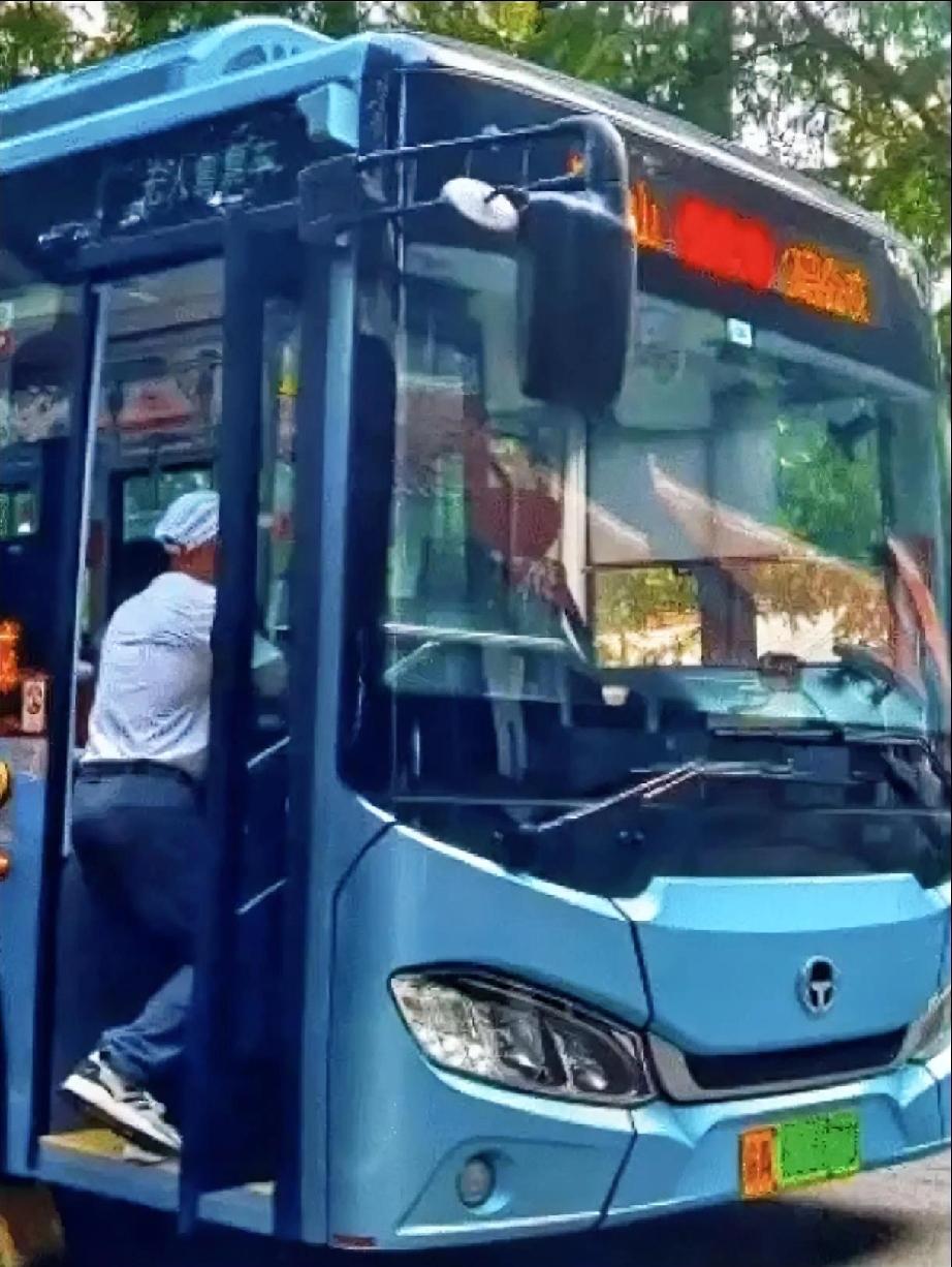 重庆公交也开启大规模票卡查验啦！

近日，重庆公共交通运营有限公司发布通告，为了