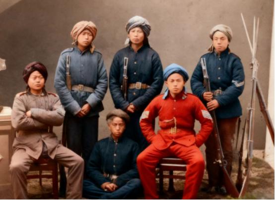 鸦片战争惨败割地赔款以后，清朝还能继续坚持70多年，因为西方给清朝送来两样救命的