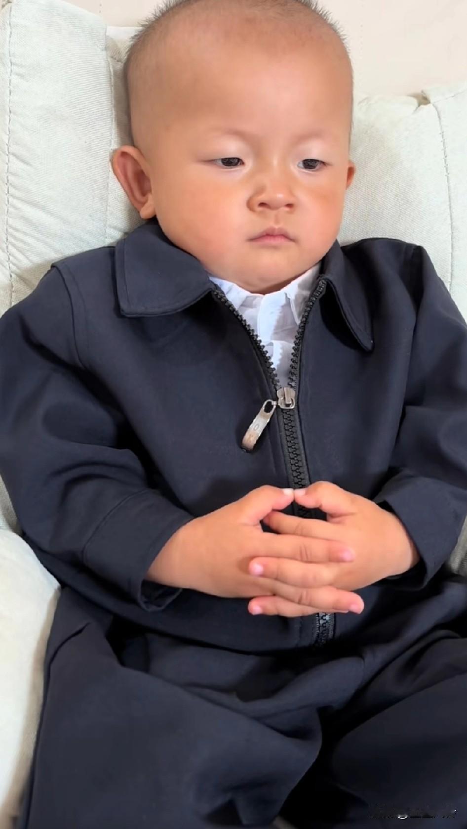 这位领导多大年纪了？真显年轻！
妈妈：该喝奶奶了
宝宝：人民群众喝了吗
名副其实