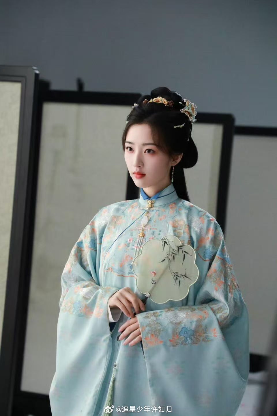 邓恩熙新剧自救型女主清醒大女主傅庭芸，不靠旁人庇护，危难时刻靠自己挣脱困境，邓恩