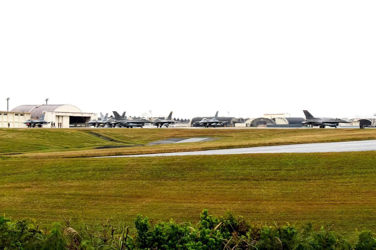 沙特把自家法赫德国王空军基地给美军使用，很多人说沙特和伊朗翻脸了。
沙特突然开放