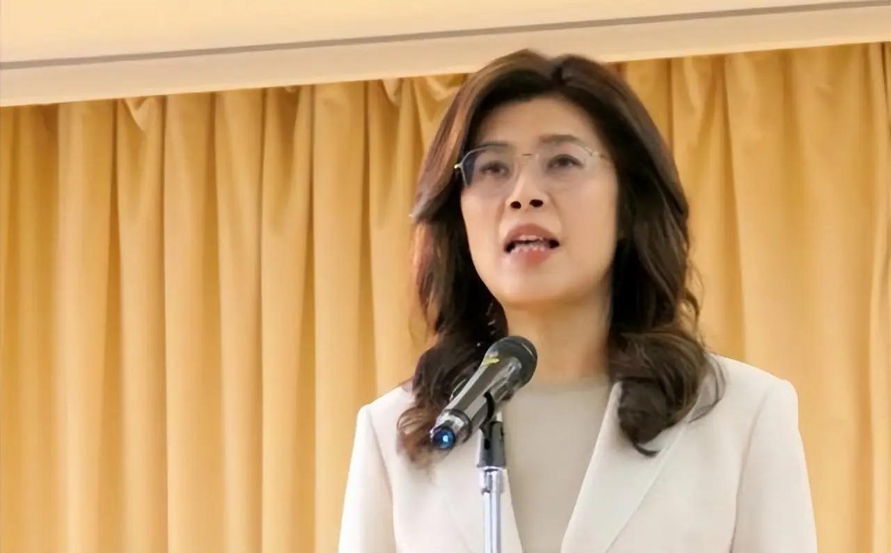 郑丽文公开表态：台湾从来都不是一个国家！

8月8号岛内媒体直接放了段猛采访，国