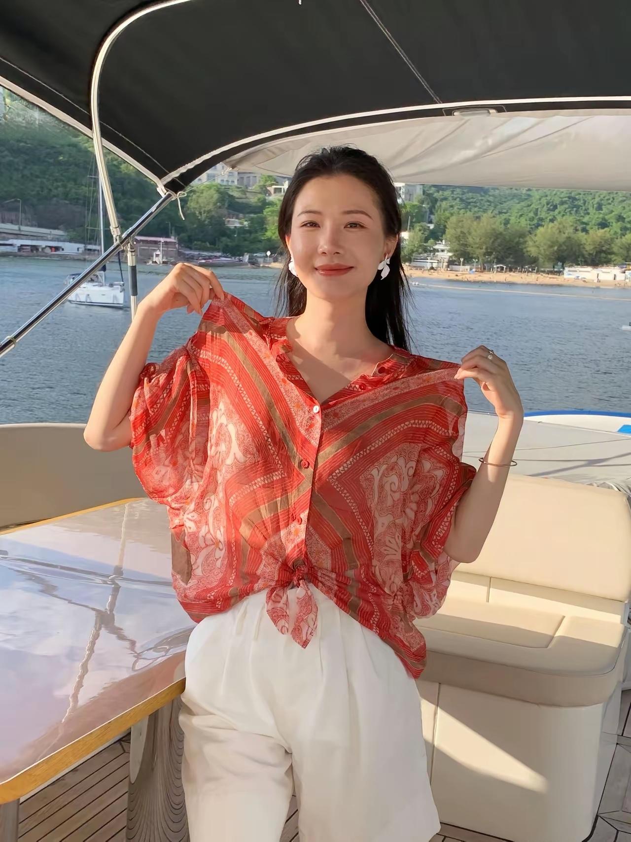 阳光明媚，她在船上拍照。