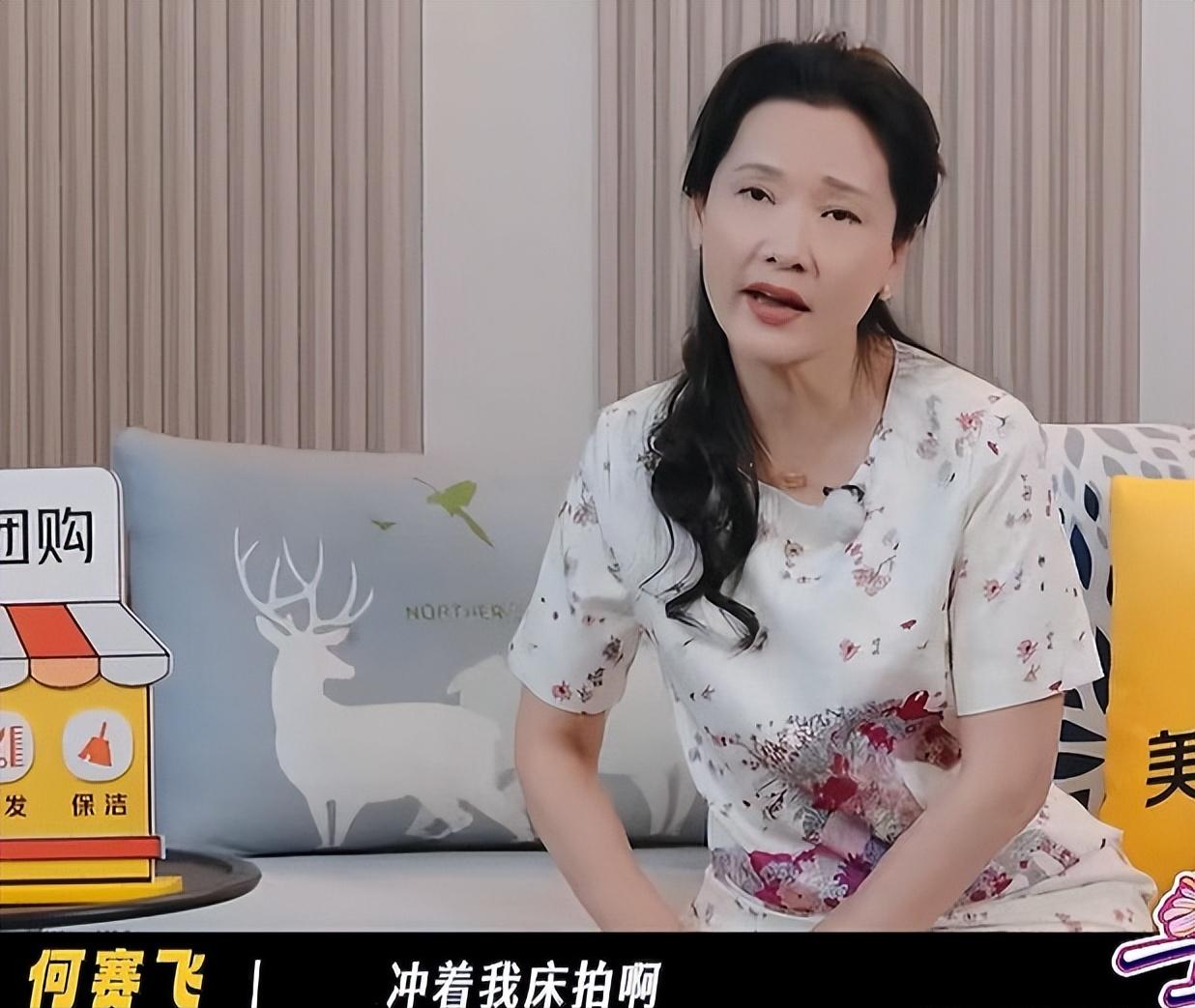 何赛飞真是平等撞飞所有人。
跟张柏芝一个房间住的时候，何赛飞问：“房间里的摄像头