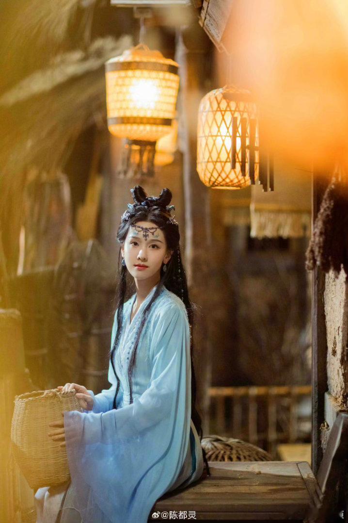 陈都灵活跃的像个高仿号陈都灵回复粉丝二创月鳞绮纪 嘟嘟你就这样宠吧，超活跃回复粉