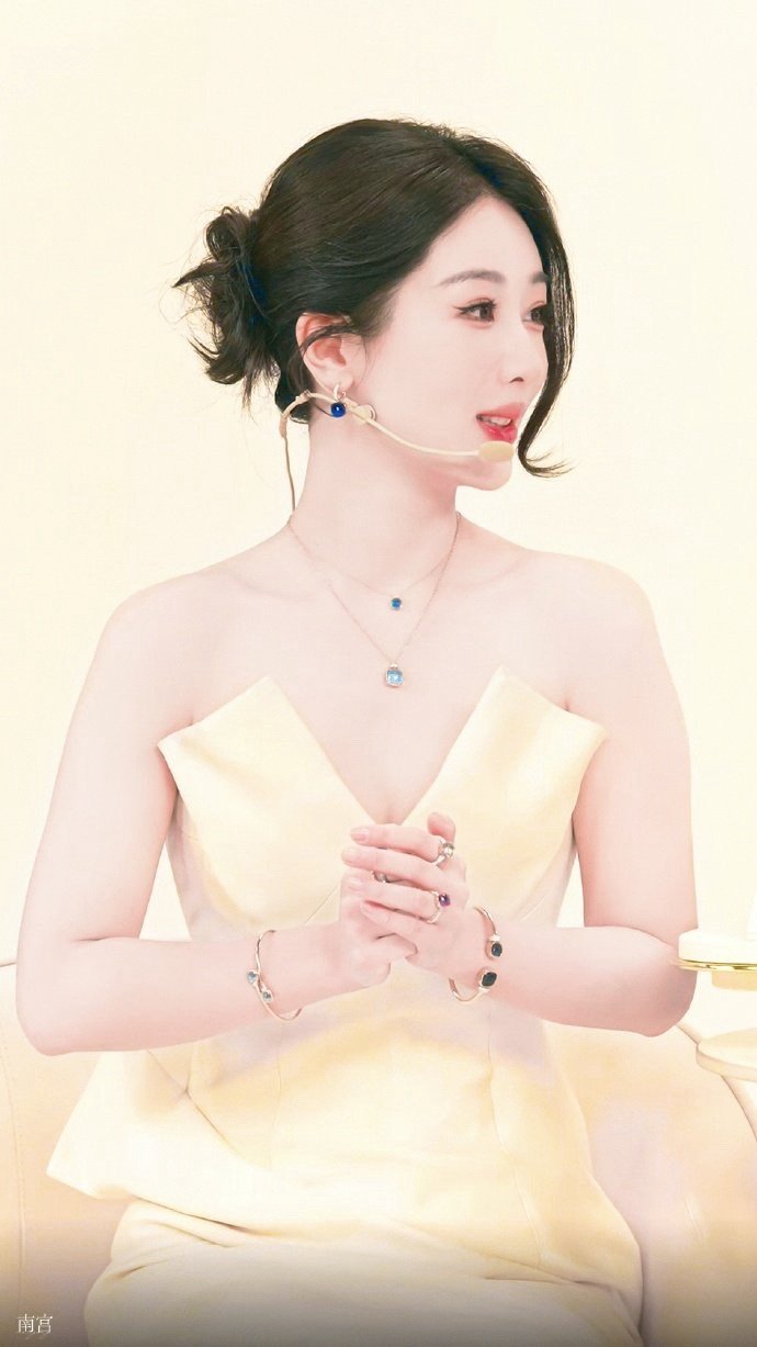 杨紫玉兰花开君再来 💜杨紫董竹君 我许你红装十里，一里流水戏途，渺沙迟寄，花栀