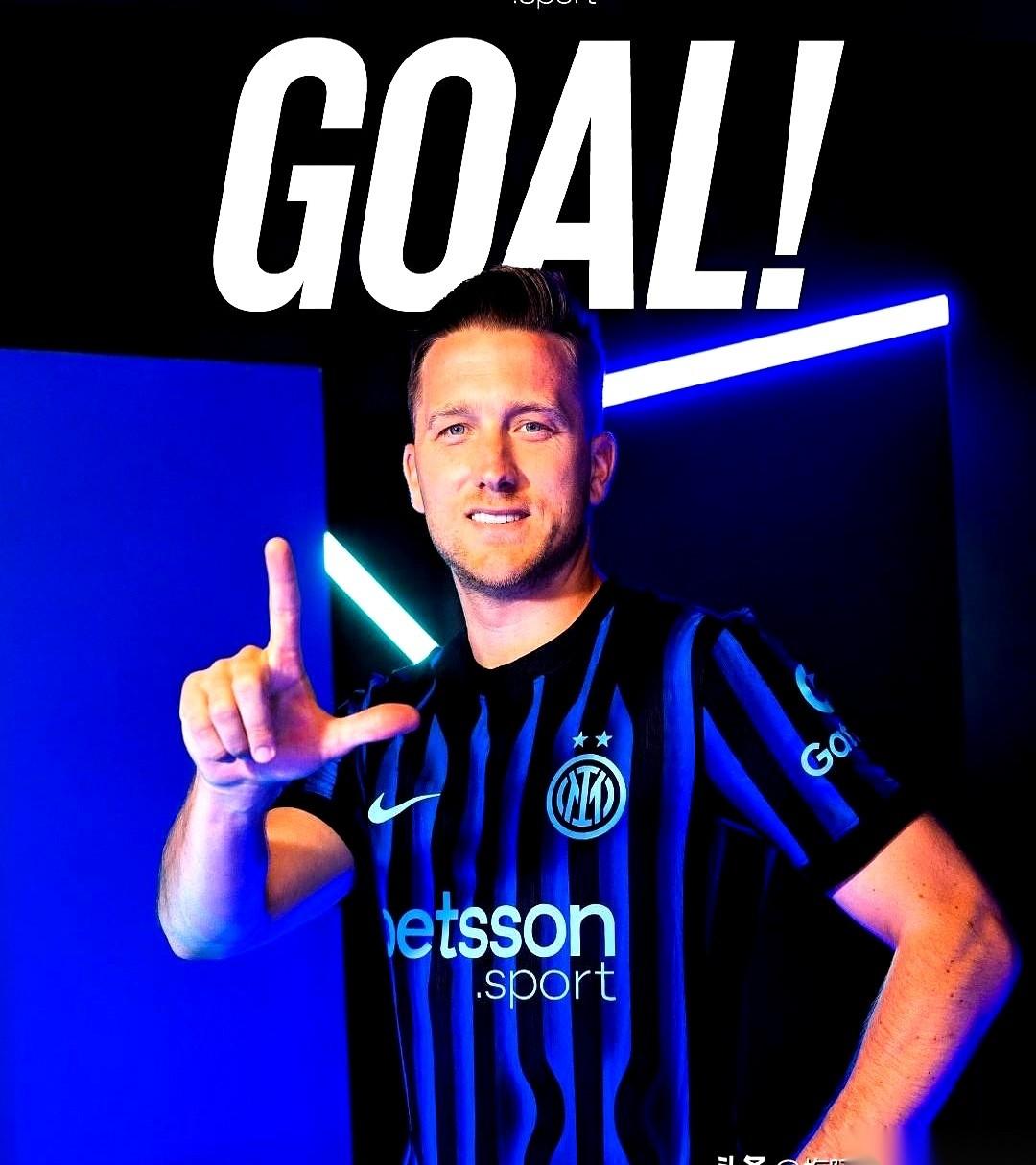 有几年，国米球迷都有同一个噩梦。
禁区弧顶那个位置，只要那不勒斯的泽林斯基一拿到