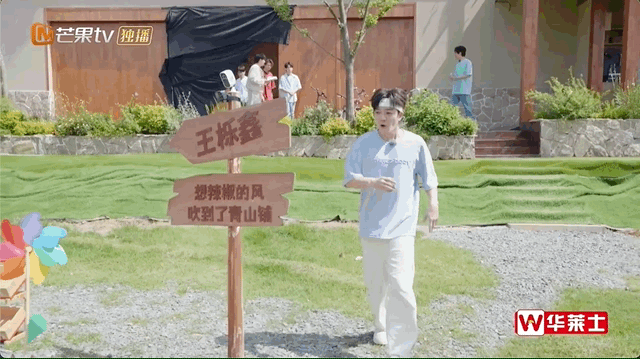 #王栎鑫有自己的田螺爷爷#帮着施肥搭架子，我真的觉得特别的美好，而且在这个过程当