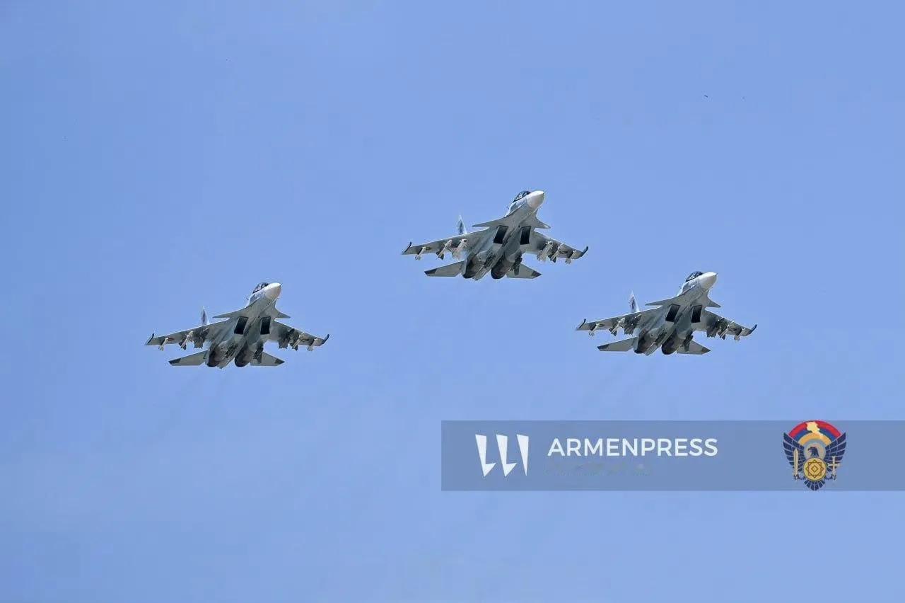 亚美尼亚空军在阅兵式上有3架苏-30SM战斗机编队飞行，挂载的小炸弹竟然是伊朗生