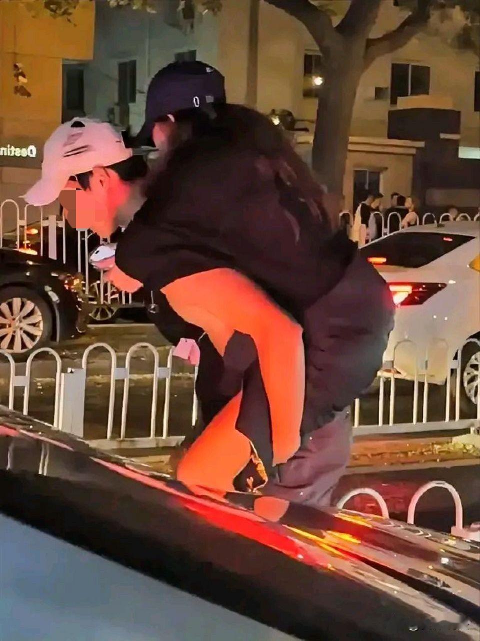 广东广州，男子与女友喝完酒后，决定走路去吃夜宵，路上见女友又是喊累，又是说脚疼，