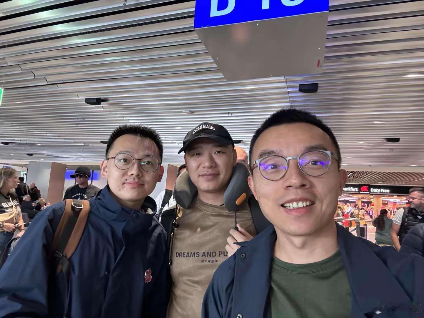 在法兰克福机场偶遇零跑的朋友，认识了一下，他们也去都灵办事。巧合的是，座位也被安