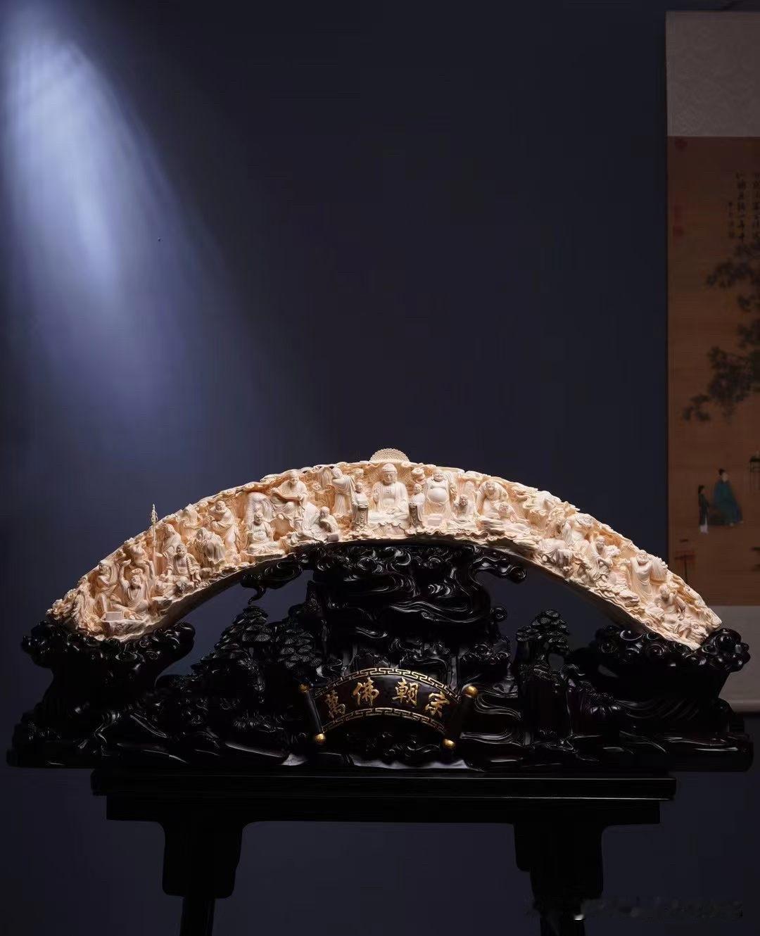 远看是一件雕刻，

近看是一场盛会。

《万佛朝宗》最打动人的地方，在于人物之多