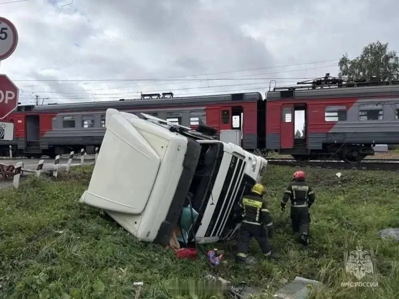 俄罗斯一辆列车撞上卡车，卡车司机当场死亡/在俄罗斯的弗拉基米尔州基尔扎奇-亚历山