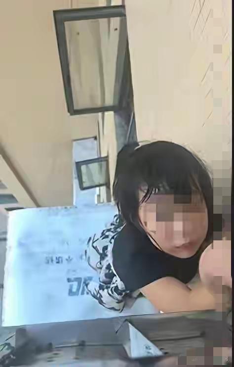 刷到湖南娄底这场救援真的后背发凉又心头一暖！

   4岁女童从20楼坠到13楼