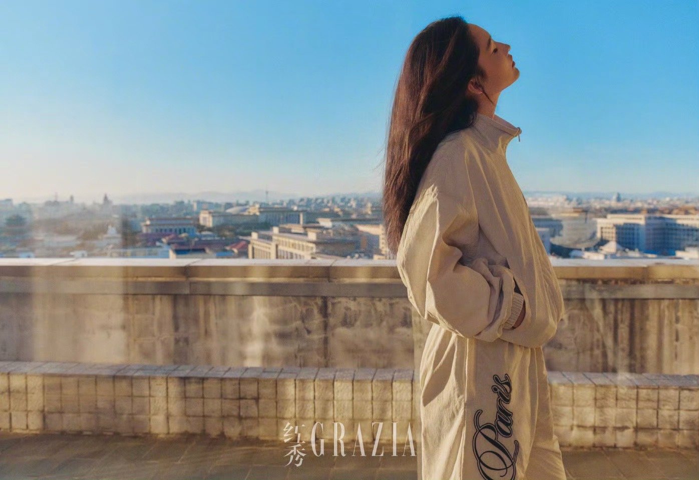 李沁红秀闭年三封面李沁红秀闭年刊封面李沁的闭年三封面美得我反复横跳！穿设计师首秀