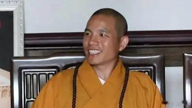 印乐法师任少林寺住持印乐主持看起来就正气正派，笑容很灿烂平易近人的感觉，相信少林