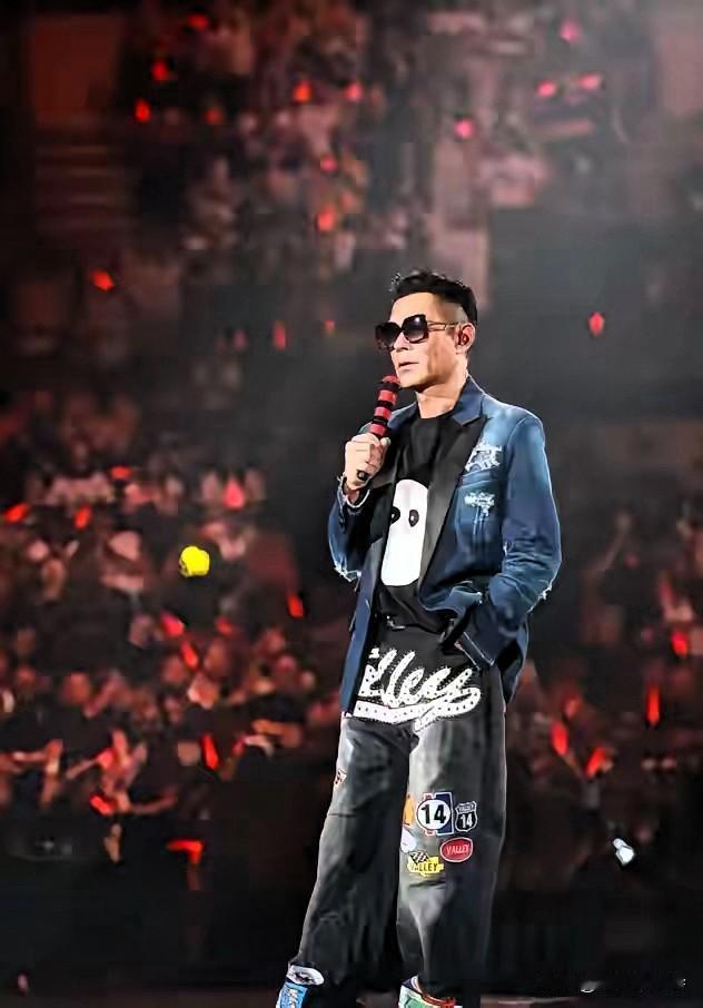 强烈建议大家，
不要去看古天乐的演唱会，
不是因为古天乐唱的不好，而是因为你去了
