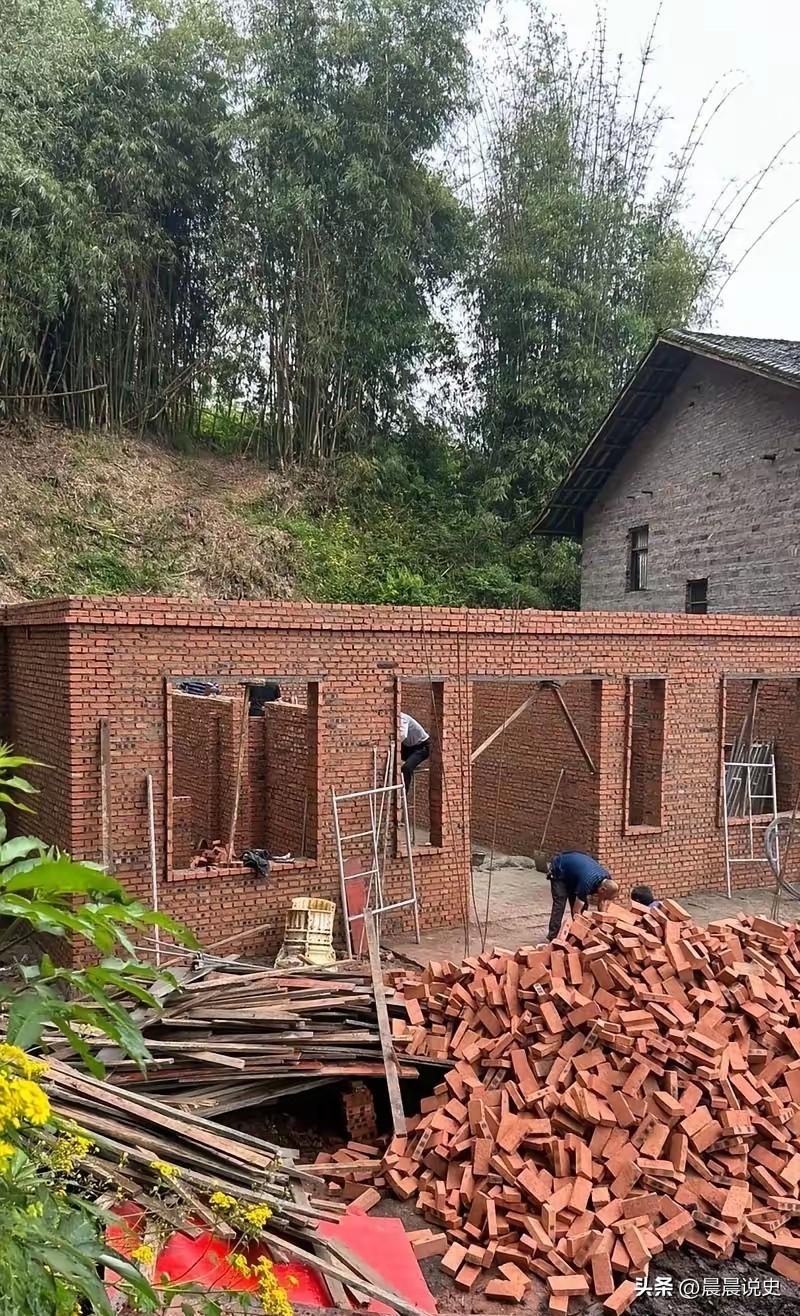扎堆返乡建房绝非厌倦城市躺平，宅基地确权收官窗口期，才是所有人的真实考量
 
为