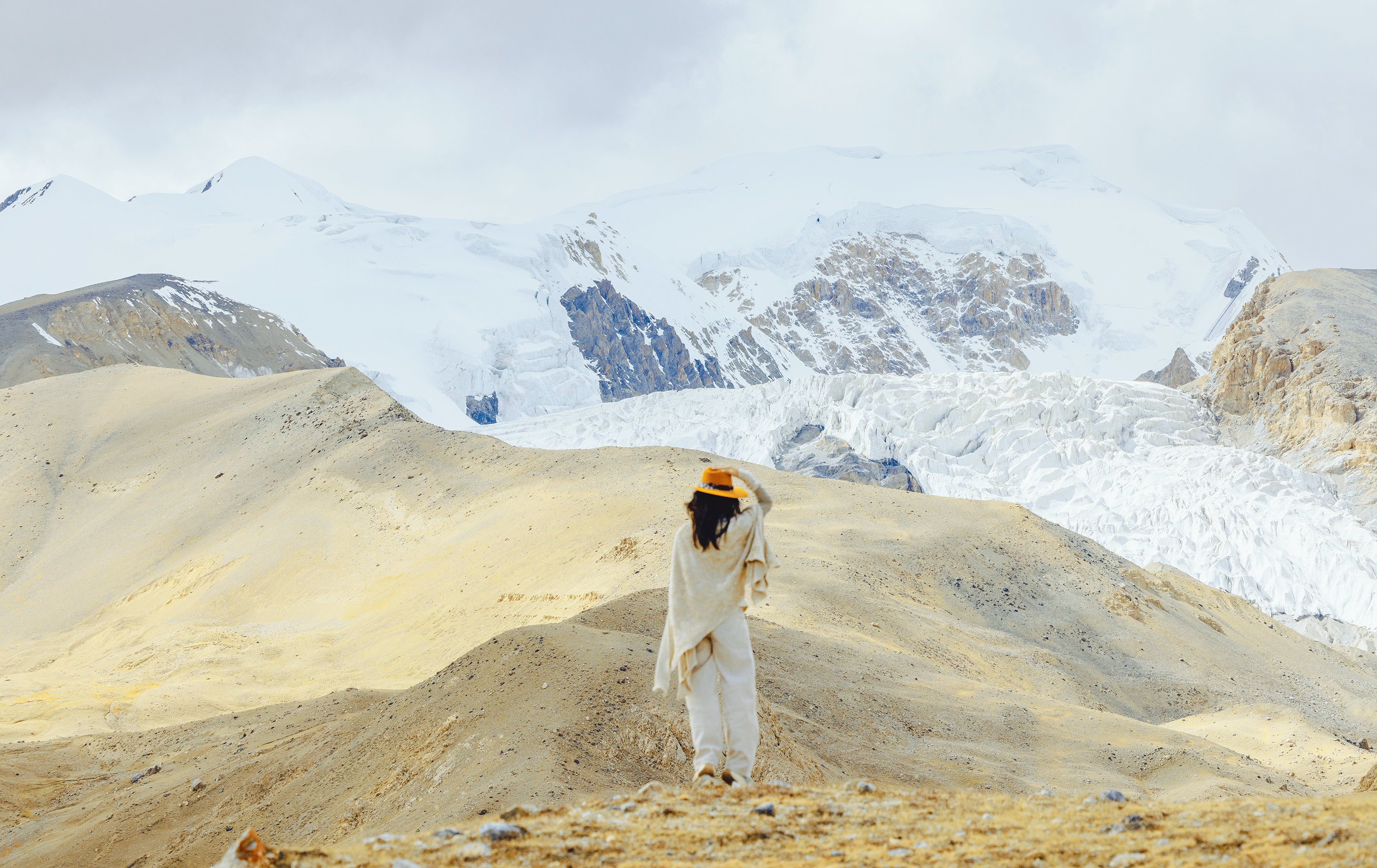 西藏的秋藏在浅黄的荒草丛和雪山之中📍夏岗江雪山🏔️ ​​​