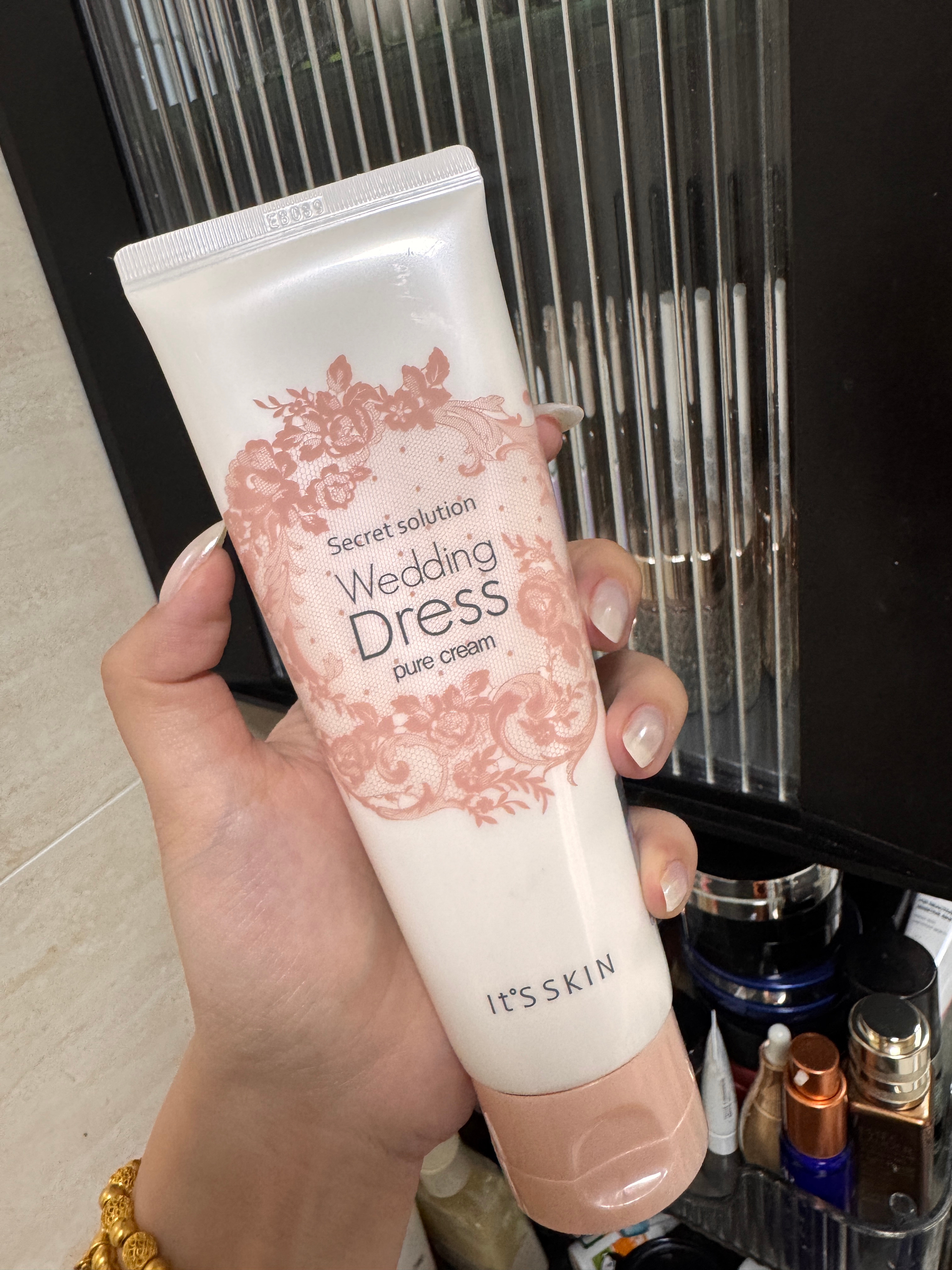 这个美白身体乳霜🧴好用！带妆的话，再也不用脖子+脸，是两个颜色了～推荐给女粉b
