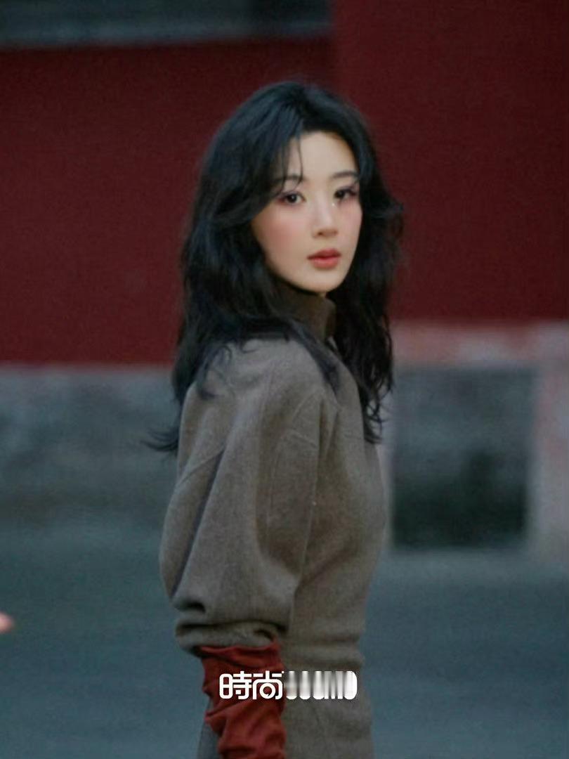 杨紫｜时尚COSMO杂志金九封面杨紫首登《时尚COSMO》金九，也是她在主流女刊