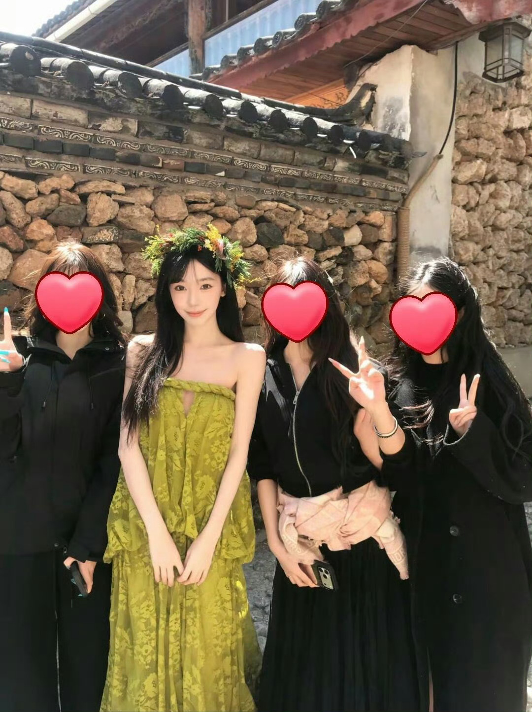 路人偶遇镜头下的易梦玲 怎么可以这么美而萌之 果然红气养人 越来越嫩了….. 