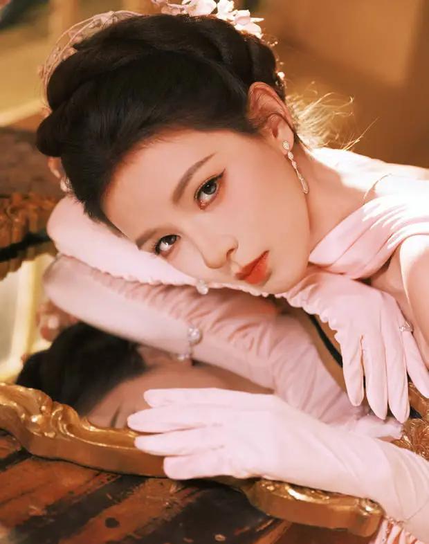 张予曦那条粉裙子，不是在走红毯，是在把美术馆穿身上。
意大利老匠人亲手做的裙摆，