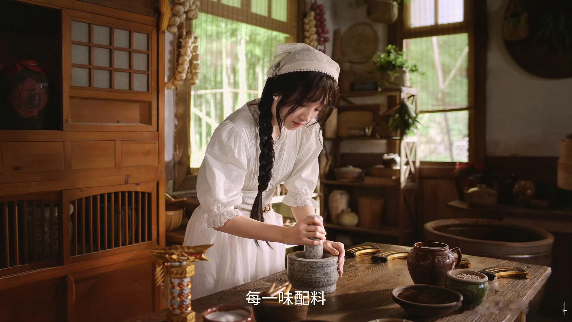 综艺里挑战企鹅舞升级版，五月天演唱会上即兴改编舞蹈动作，白衣厨娘上线做黑暗料理还