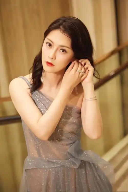 39岁女演员朱锐近日在个人社交账号自曝破产失业，引发全网热议。朱锐古画 朱锐：哲