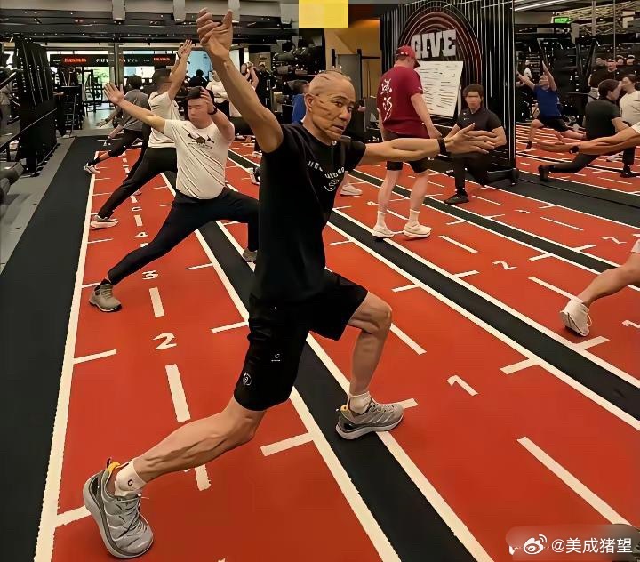 王石在健身房与年轻小伙伴们一起健身时的一幕，身上的肌肉清晰可见 