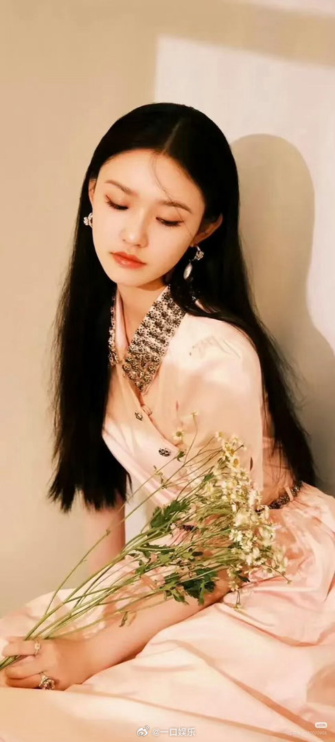 林允演技让颜值更貌美林允正处在颜值最佳赏味期，演技赋予容貌独特灵气，红衣骑马张扬
