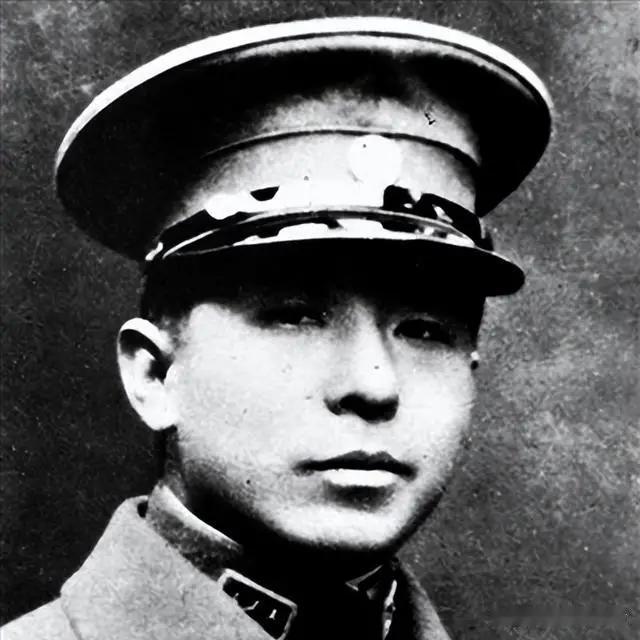 1935年，少帅在西安参观文物古迹时的一张留影，装扮十分时尚


1935年西安