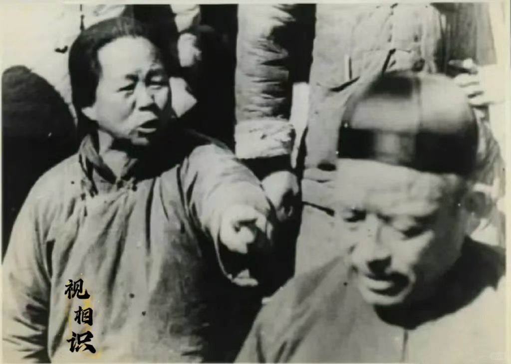 50年代初，河北某乡村，一场真实的“斗地主”正在进行，镜头中一名头戴瓜皮帽的地主...