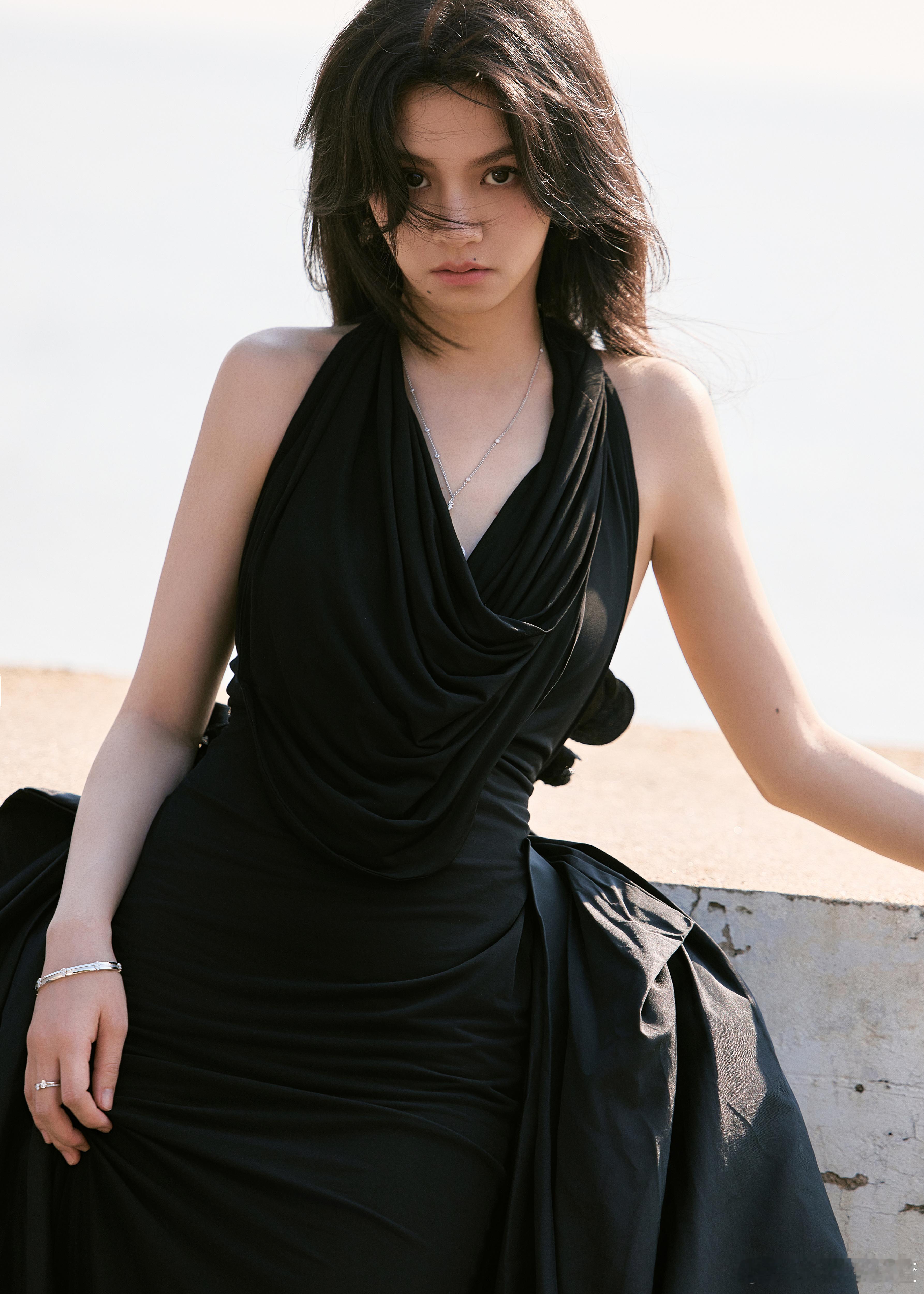 影后春夏变化好大 瞧瞧2025爱奇艺尖叫之夜红毯上，春夏和李现、魏大勋一起走来的