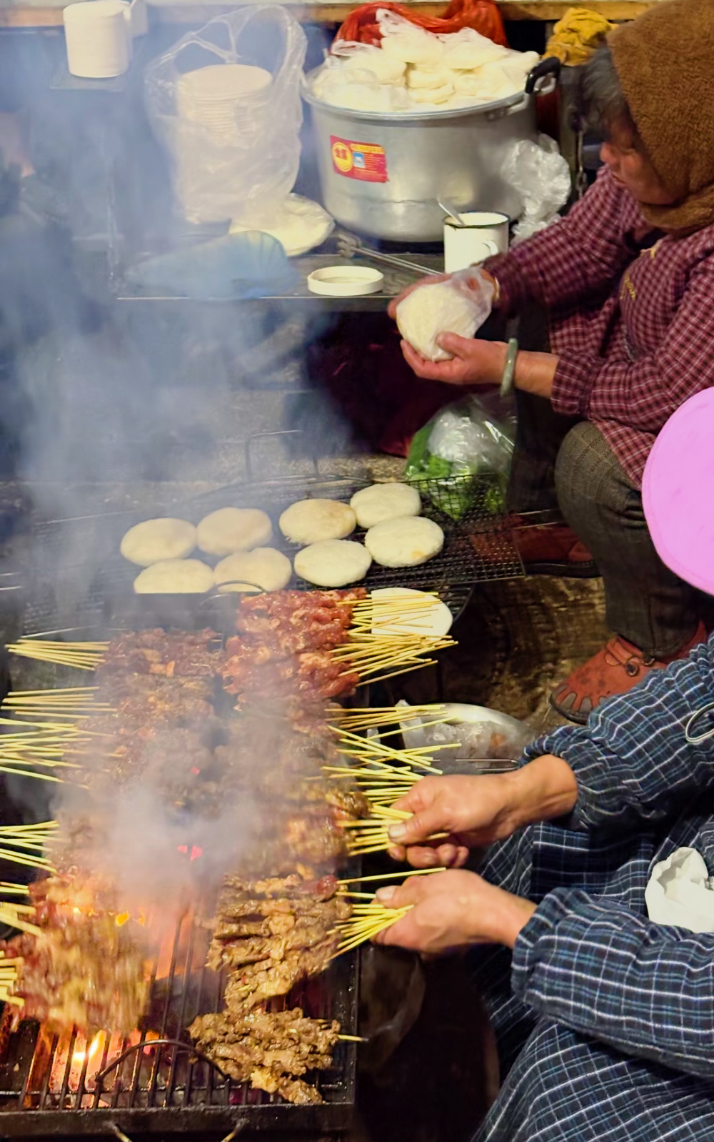 温泉套餐里一人还带一碗热海大滚锅煮饵丝，景区餐厅里，本来没任何期待，去用餐的和我