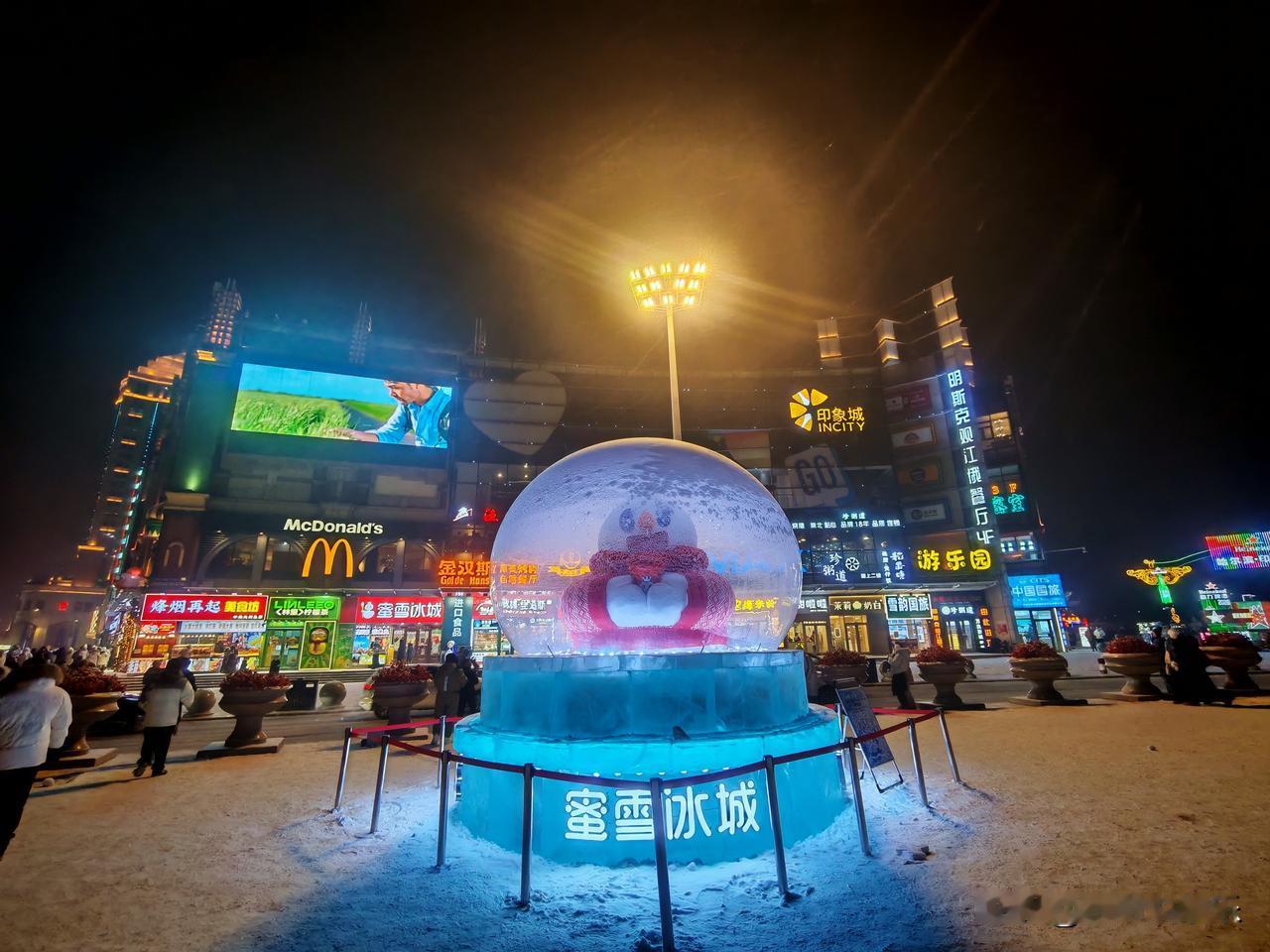 昨晚的哈尔滨中央大街，人来人往！防洪纪念塔灯光非常漂亮！