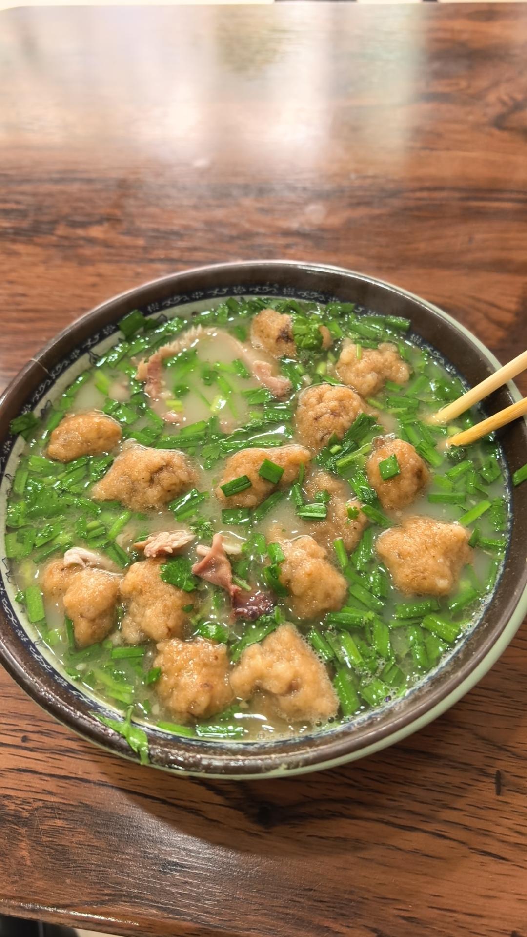 焦作牛肉丸子汤，好喝不贵，价格实惠，放满韭菜和香菜，再放点油炸辣椒，味道好极了，