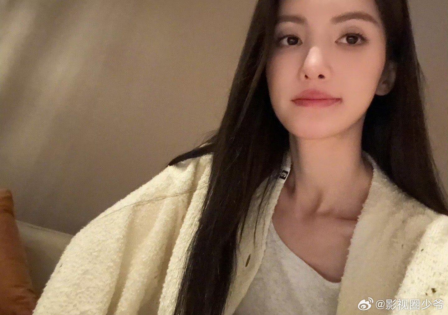 #差点没认出金晨#金晨发了自拍的靓照，各种角度的都有，每一张都很好看哦。这是36